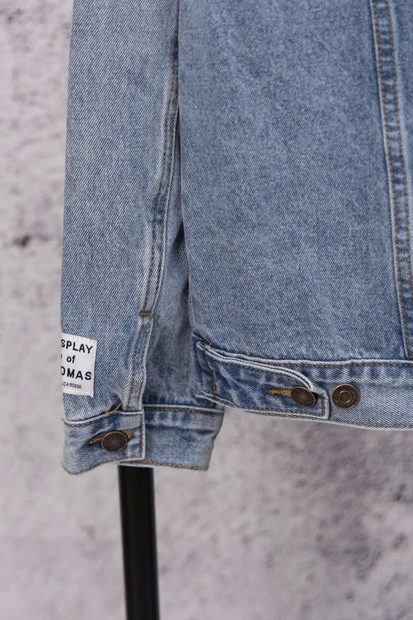 💰280 GALLERY DEPT. 22fw Vintage Andy Denim Jacket Embroidered Black Logo Washed Distressed Denim Jacket Denim Jacket Same Style for Couples Gallery Dept. was born in the soil of Los Angeles street culture. With the core concept of "art is daily life", it deeply integrates traditional denim craftsmanship with modern graffiti art. The brand transforms old denim, Vintage T-shirts and other items by hand, giving them personalized elements such as wear, splashing, splicing, etc. Each piece is hand-finished by craftsmen and has both artistic collection value and practical function. In 2021, the joint capsule series with French veteran Lanvin and the cooperation with Chrome Hearts have attracted the attention of the fashion industry, confirming its transformation from an independent studio to an international trend symbol. Gallery Dept. targets the global fashion pioneer group aged 18-35 and positions itself as a "high street art trendy brand". Its core competitiveness lies in: • Cultural symbol output: Through endorsements from stars such as Virgil Abloh, Jennie, and Justin Bieber, it strengthens the brand's benchmark status in the hip-hop and fashion circles. Size: S-XL